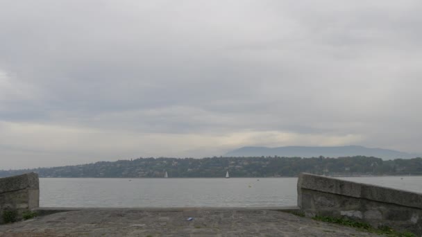 在日内瓦海滨散步的人 — 图库视频影像