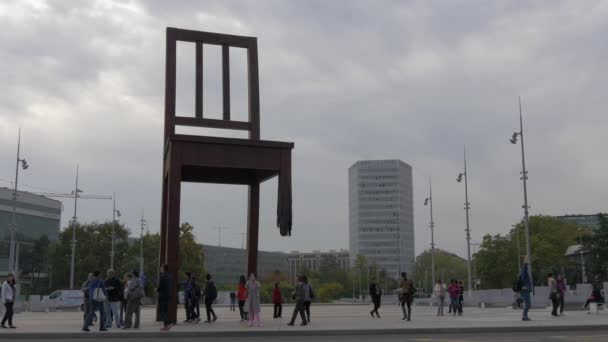 Tourists Walking Broken Chair Sculpture — Vídeo de stock