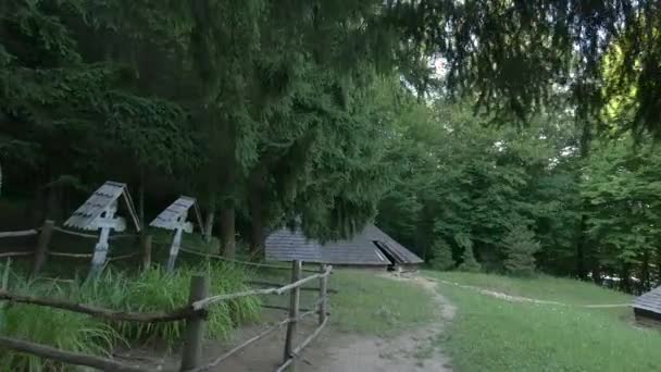 Rumah Dan Salib Tradisional Rumania — Stok Video