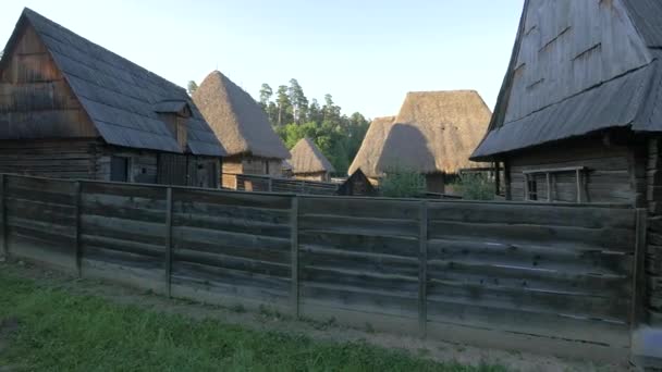 Ξύλινος Φράχτης Και Παραδοσιακά Ρουμανικά Σπίτια — Αρχείο Βίντεο