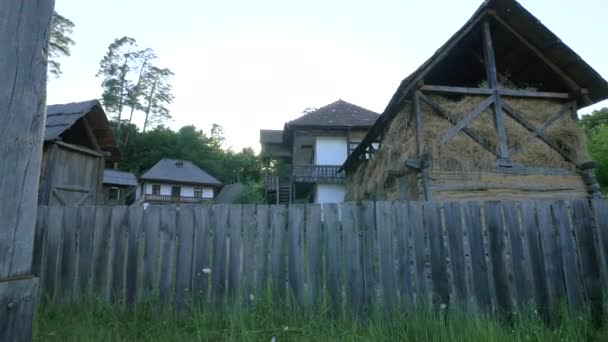 Komplex Rumänischer Bauernhäuser Und Schuppen — Stockvideo