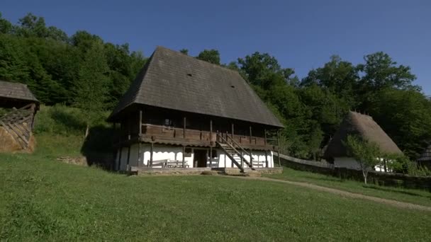 Traditioneel Roemeens Huis Met Trap — Stockvideo