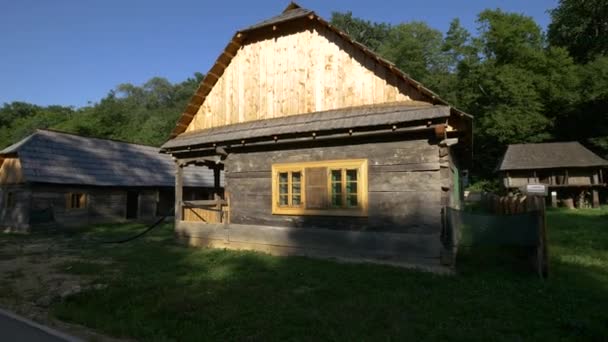 Astra国家博物馆的木制房屋 — 图库视频影像