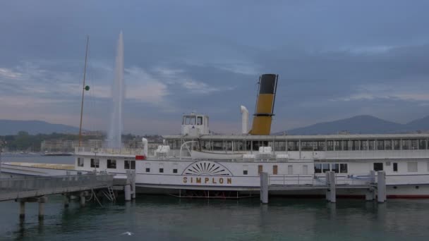 Ankrad Båt Vid Genèvesjön — Stockvideo