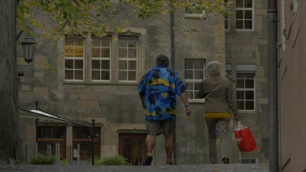 Zwei Personen Gehen Auf Einer Straße — Stockvideo