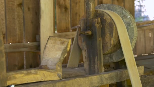 古い木製の旋盤の閉じる — ストック動画
