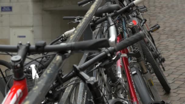 Bicicletas Estacionadas Una Calle — Vídeo de stock