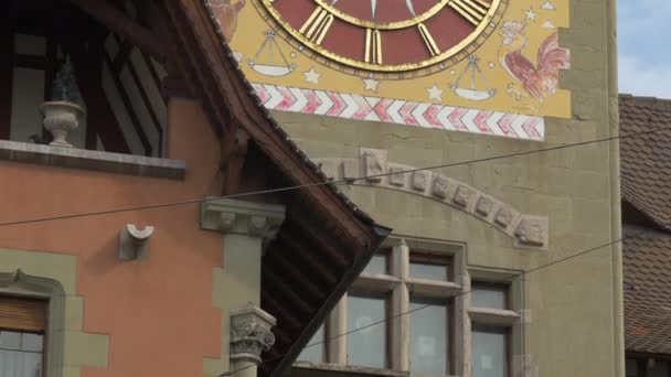 设有钟表的建筑物倾斜 — 图库视频影像