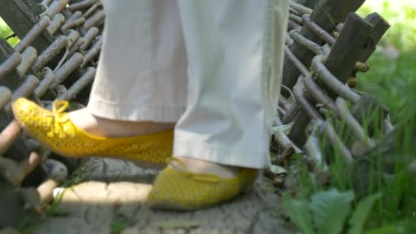 Pies Caminando Sobre Pequeño Puente Ramitas Madera — Vídeos de Stock