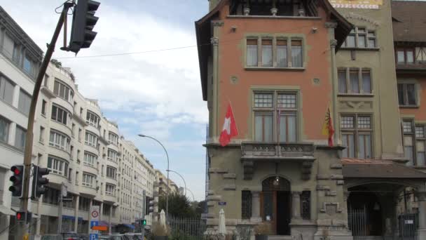 日内瓦一幢有时钟的大楼的倾斜 — 图库视频影像