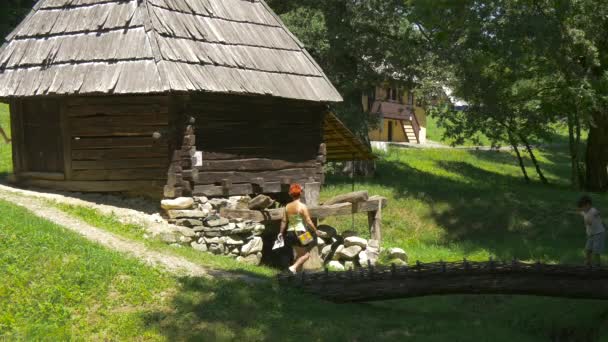 Besöka Ett Hus Friluftsmuseet Sibiu — Stockvideo