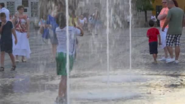 Bambini Che Giocano Una Fontana Acqua — Video Stock