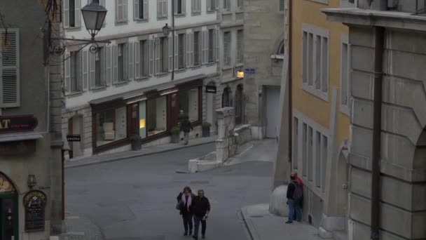 Gebäude Auf Einer Straße Angekippt — Stockvideo