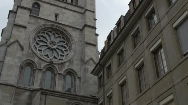 Inclinazione Della Torre Della Cattedrale Saint Pierre — Video Stock