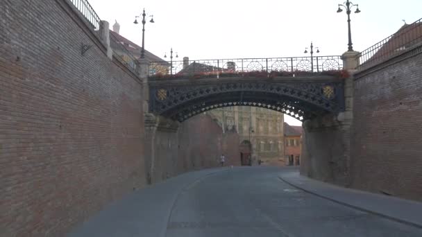 Camino Empedrado Bajo Puente Los Mentirosos Sibiu — Vídeos de Stock