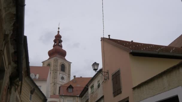 Ptujの狭い通りの傾斜 — ストック動画