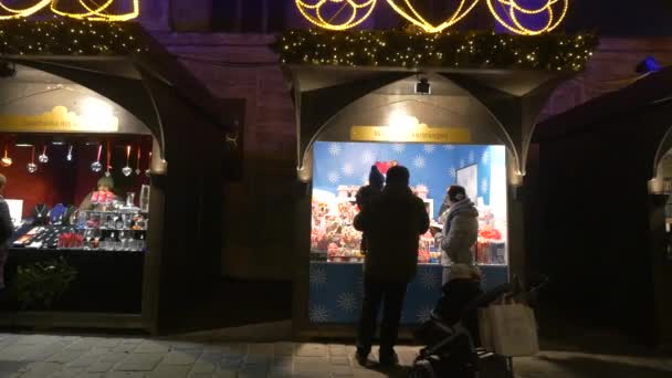 Souvenirkauf Auf Weihnachtsmarkt Stephansplatz — Stockvideo