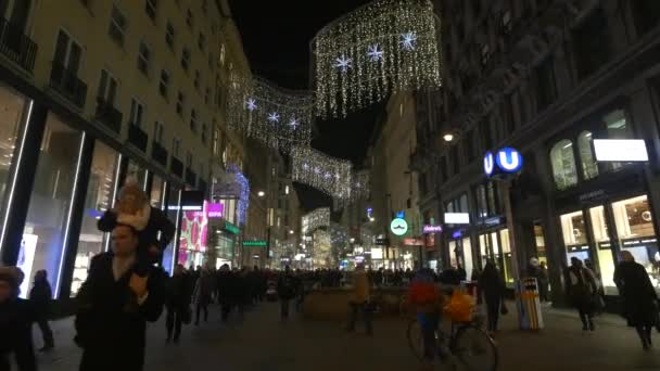 Karntner Straße Mit Menschen Und Weihnachtsdekoration — Stockvideo