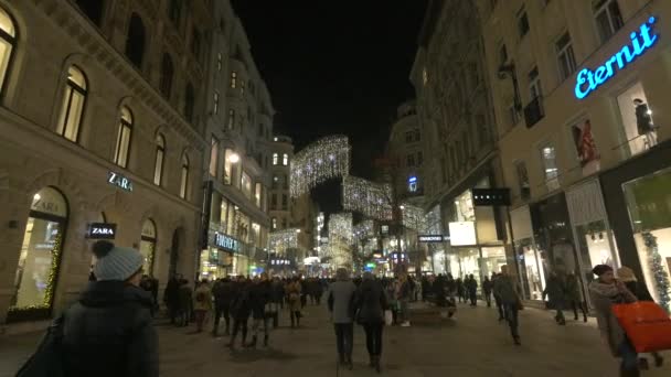 People Karntner Strasse Christmas Night — Stock Video