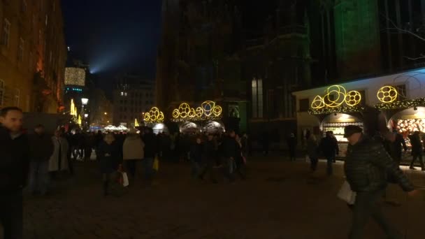 Stephansplatz圣诞市场的当地居民和游客 — 图库视频影像