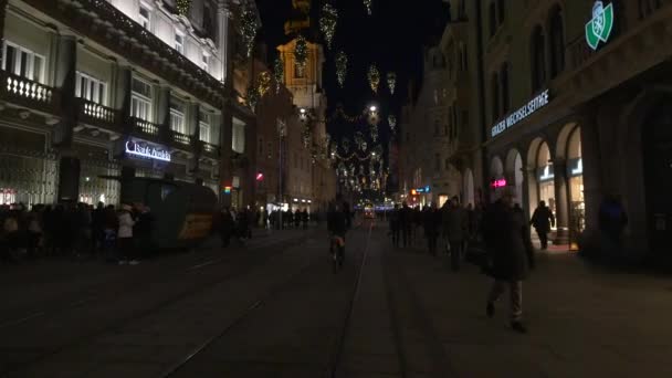 Gente Caminando Por Una Calle Con Adornos Navideños — Vídeos de Stock