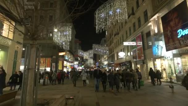 Ludzie Spacerujący Ulicy Karntner Strasse Boże Narodzenie — Wideo stockowe