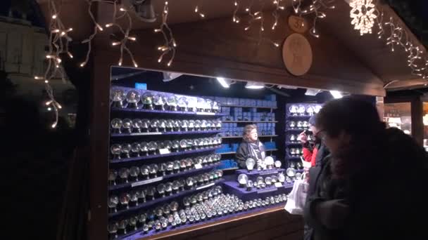 Stall Mit Schneekugeln — Stockvideo