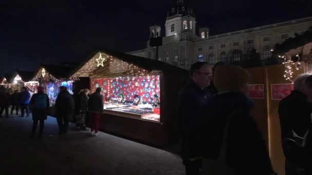 Сувениры Рождественской Ярмарке Площади Марии Терезии — стоковое видео