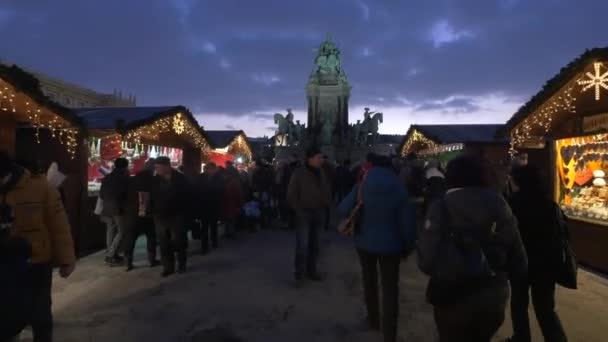 Wandelen Bij Kraampjes Een Kerstmarkt — Stockvideo