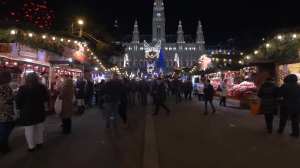 Turistas Visitam Mercado Natal Rathausplatz — Vídeo de Stock