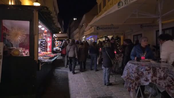 Les Gens Marchent Détendent Une Nuit Noël — Video