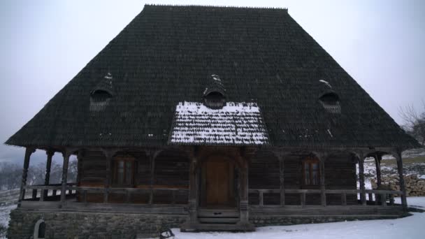 Παλιό Ξύλινο Σπίτι Στο Μοναστήρι Μπαρσάνα — Αρχείο Βίντεο