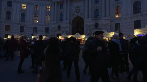 Mensen Bezoek Bij Michaelerplatz Kerstmarkt — Stockvideo