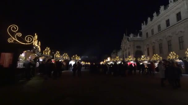 ベルヴェデーレクリスマスマーケットを歩く人々 — ストック動画