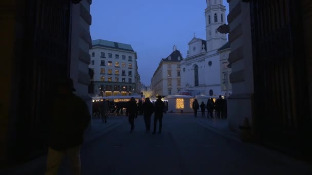 Рождественская Ярмарка Michaelerplatz Прохода — стоковое видео
