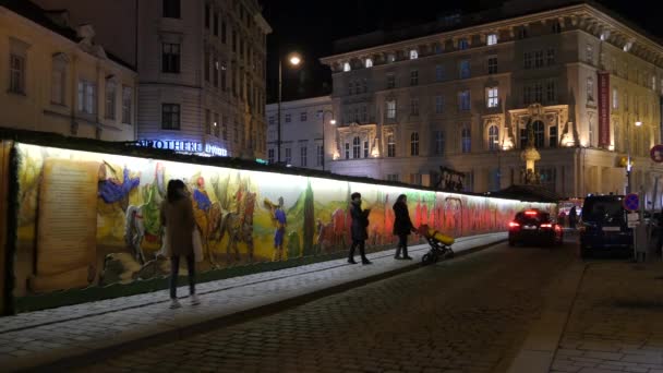 奥地利维也纳 步行和开车经过装饰过的墙壁 — 图库视频影像