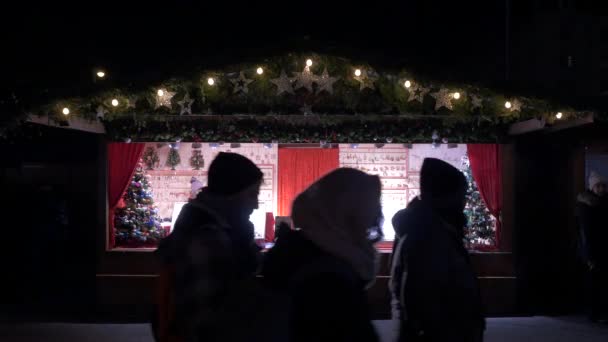 Pasando Por Puesto Recuerdos Mercado Navidad — Vídeo de stock