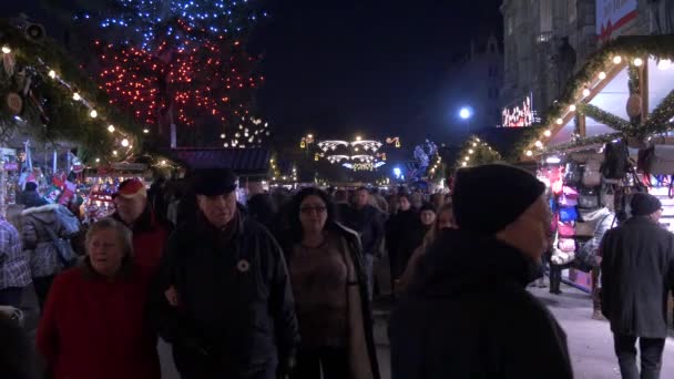 Многие Люди Рождественском Рынке — стоковое видео