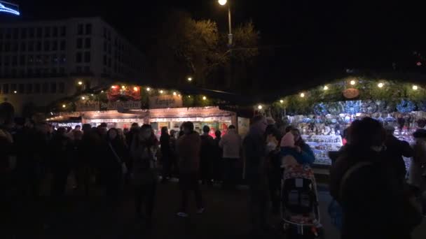 在圣诞市场上散步和吃饭的人 — 图库视频影像