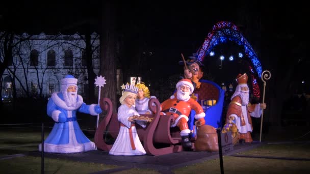 Beeldjes Die Een Kerstmarkt Versieren — Stockvideo