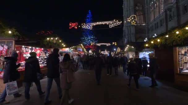 Procházka Kolem Stánků Vedle Rathausu — Stock video