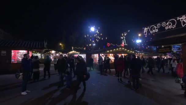 Περπατώντας Μια Χριστουγεννιάτικη Αγορά Νύχτα — Αρχείο Βίντεο