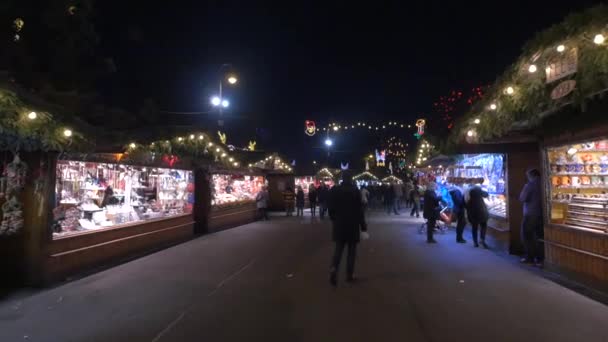 Περπατώντας Δίπλα Στους Πάγκους Μια Χριστουγεννιάτικη Αγορά — Αρχείο Βίντεο