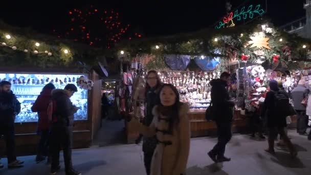 Souvenirs Kopen Een Kerstmarkt — Stockvideo