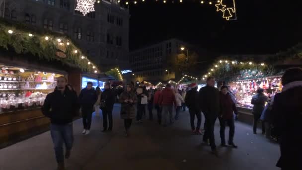 크리스마스 마켓에 지나가는 사람들 — 비디오