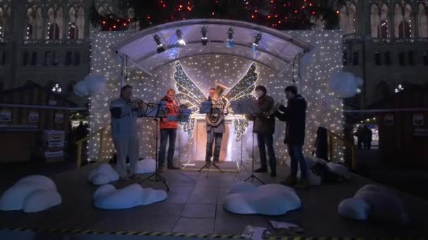Музиканти Виступають Різдвяному Ринку — стокове відео