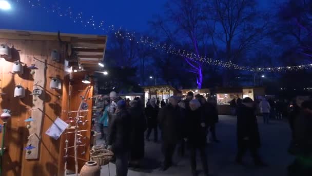 Pessoas Caminhando Mercado Natal Entardecer — Vídeo de Stock