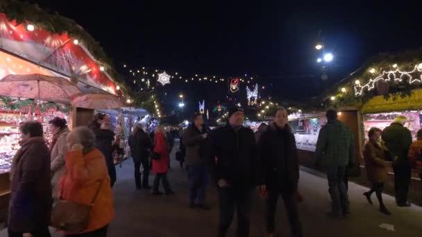 Människor Går Och Tar Bilder Julmarknad — Stockvideo