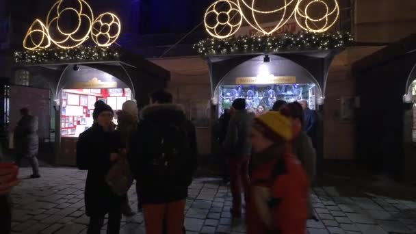 晚上参观Stephansplatz圣诞市场 — 图库视频影像
