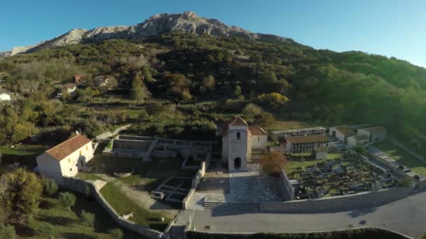 Historische Site Aan Voet Van Berg Vanuit Lucht — Stockvideo